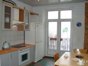 Кухня с витражными окнами - 75 фото