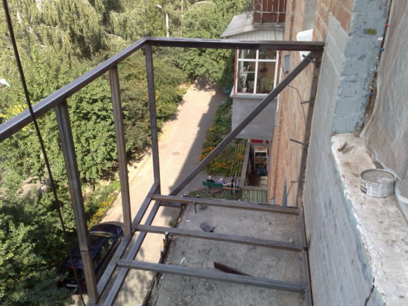 Остекление балконов в хрущевке, цены от рублей