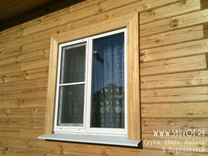 Foto Stock Деревянные окна и резные наличники на фасаде дома | Adobe Stock