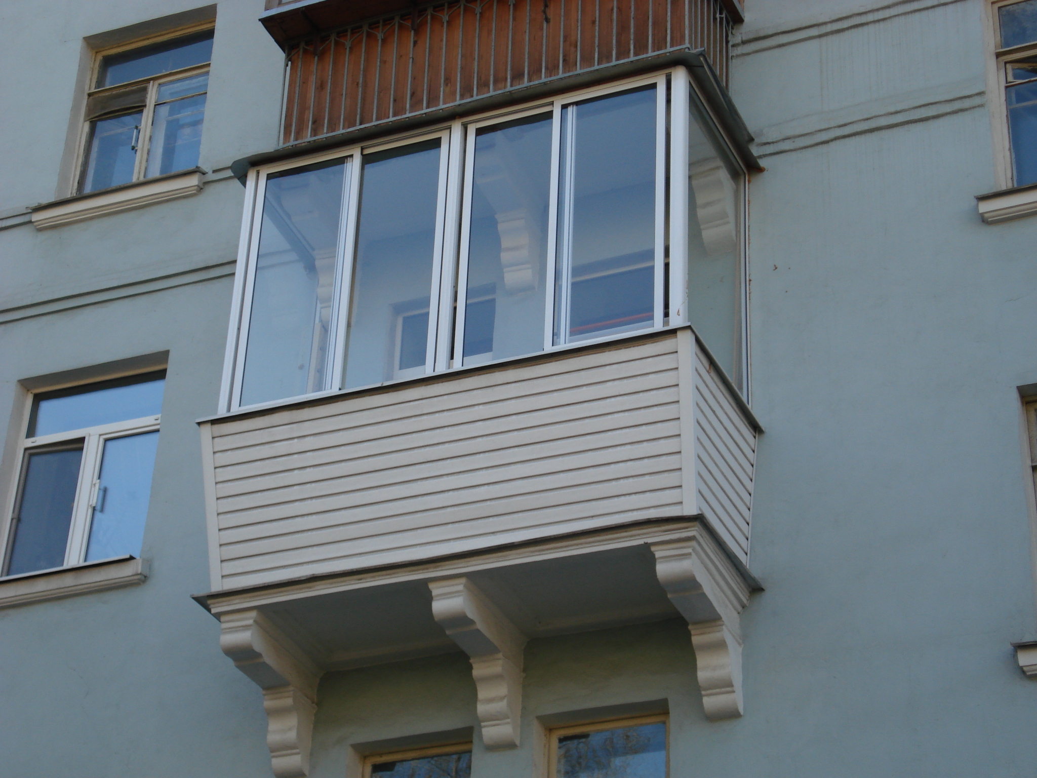 Балконы вологда. Остекление балкона в сталинке. Балкон хрущевка остекление. Остекление балконов в хрущевках. Внешняя отделка балкона.