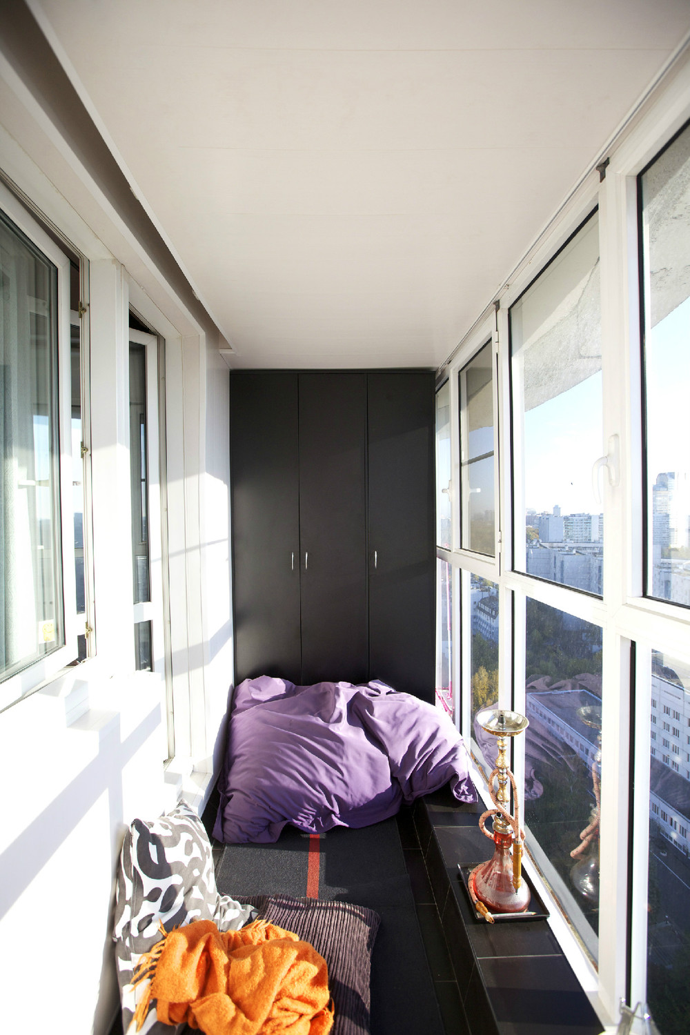 Французское остекление балкона и лоджии. Стильные французские окна на балкон в квартире – 25 фото