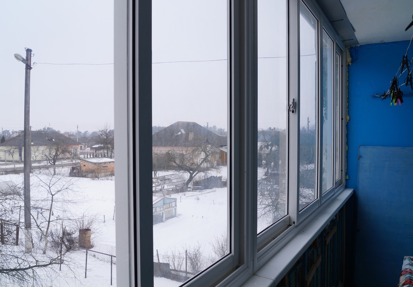 Как обогреть окна зимой